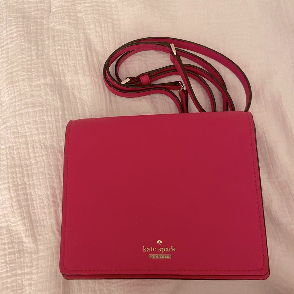 Kate spade little purse with strap never worn. Got for a gift.